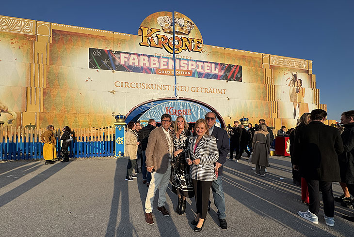 Das nagelneue MEGAZELT, mit dem Circus Krone auf die Sommertournee geht, wurde im März 2025 auf der Münchner Theresienwiese aufgebaut (©Foto: Martin Schmitz) 
